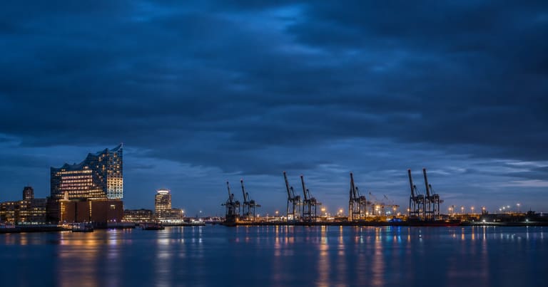 Hamburger Hafen bei Nacht — KI-generiertes Bild